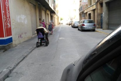 Veïns denuncien el deteriorament de les voreres al carrer Alt de Sant Pere