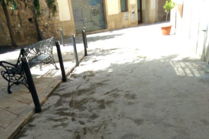 Els veïns denuncien les molèsties per una fuita d'oli d'un camió de neteja