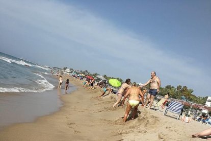 La regresión de arena afecta a un nuevo tramo de la playa de Coma-ruga