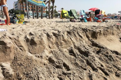 La regresión de arena afecta a un nuevo tramo de la playa de Coma-ruga