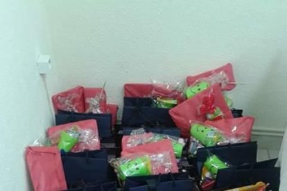 Niños de Reus reciben juguetes para Reyes de la mano de 'Yo Ayudo, Necesito' e iDental