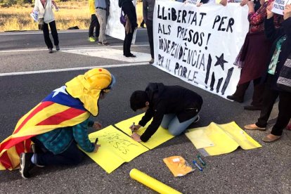 Desenes de persones tallen la carretera T-333 a Arnes, al límit amb la franja aragonesa