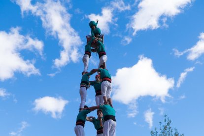 Uns Castellers de Sant Pere i Sant Pau de somni, completen el pilar de 7 folrat