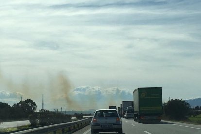 Un incendi a Cambrils obliga a tallar l'AP-7