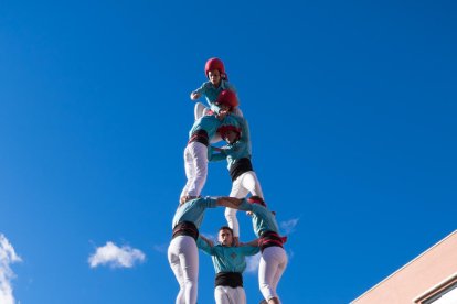 Uns Castellers de Sant Pere i Sant Pau de somni, completen el pilar de 7 folrat