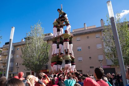 Uns Castellers de Sant Pere i Sant Pau de somni, completen el pilar de 7 folrat