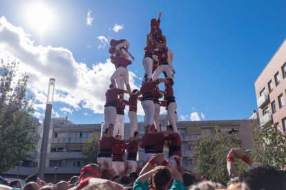 Uns Castellers de Sant Pere i Sant Pau de somni, completen el pilar de 7 folrat