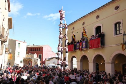 Uns Castellers de Sant Pere i Sant Pau de somni, completen el pilar de 7 folrat