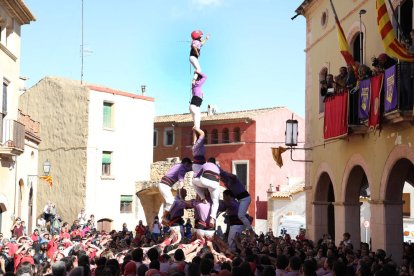 Uns Castellers de Sant Pere i Sant Pau de somni, completen el pilar de 7 folrat