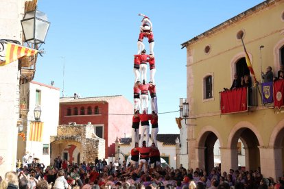 Uns Castellers de Sant Pere i Sant Pau de somni, completen el pilar de 7 folrat