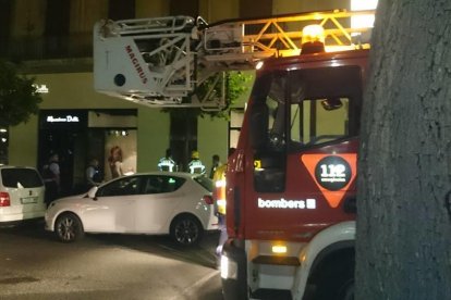 El estallido de un fluorescente en una vivienda de la Rambla Nova moviliza tres dotaciones de Bombers