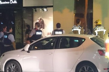 El estallido de un fluorescente en una vivienda de la Rambla Nova moviliza tres dotaciones de Bombers