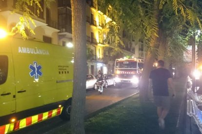 El estallido de un fluorescente en una vivienda de la Rambla Nova moviliza tres dotaciones de Bombers