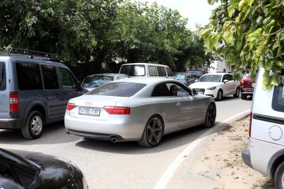 Aparcar a la platja Llarga és una «missió impossible» amb l'arribada del mes d'agost