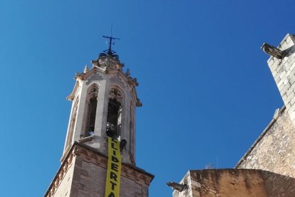 La Izquierda Independentista crema simbólicamente una Constitución en Valls