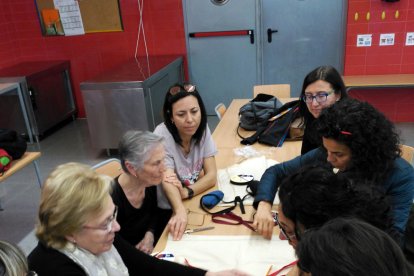 Famílies de la Vitxeta s'organitzen en un equip de costura per fer els vestits de Marcos Vicente