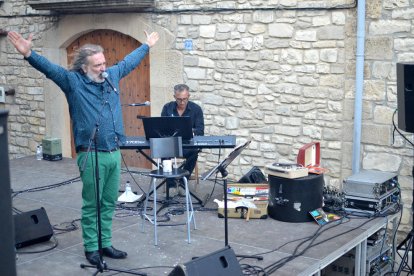 Joan Reig reinterpreta la Nova Cançó al costat de Ca la Rosa