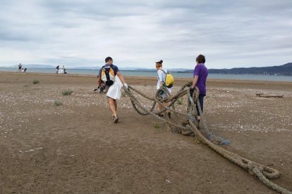 Recullen 1.200 quilos de deixalles del fons marítim a Sant Carles de la Ràpita