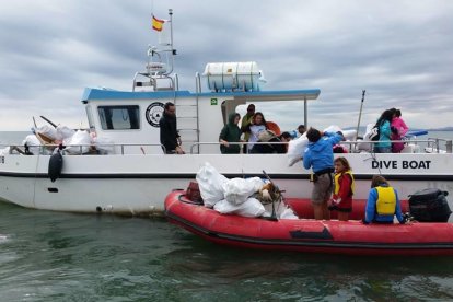Recullen 1.200 quilos de deixalles del fons marítim a Sant Carles de la Ràpita