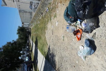 Una veïna recull firmes per reclamar un polígon Riu Clar més net i segur