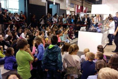 El finalista de Master Chef Junior Lukas Vives ensenya a cuinar a petits i a grans a ExproReus