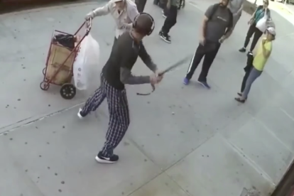 Detingut un noi de 19 anys per agredir a un home de 90 al mig del carrer