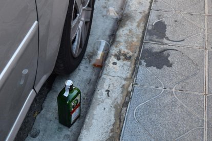 Ampolles d'alcohol, gots i brutícia, la conseqüència de l'incivisme dels joves al carrer