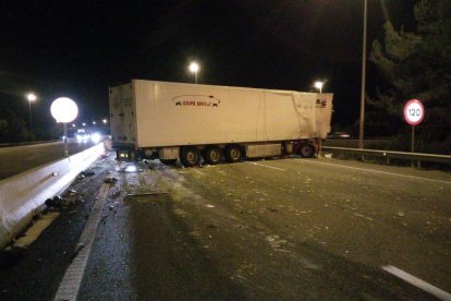 Un xoc entre dos camions obliga a tallar l'AP-7 a Banyeres del Penedès i crea llargues retencions