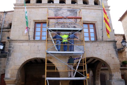 Horta de Sant Joan estudia restaurar el fresc de la façana de l'Ajuntament que podria ser únic a Catalunya