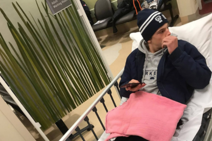 Un noi surt d'una platja australiana amb les cames devorades per uns 'polls' marins