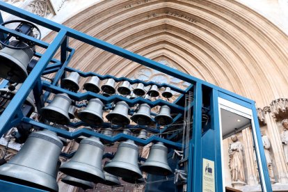 Les campanes del carrilló francès mòbil omplen de so la Catedral