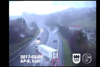 Espectacular tisora d'un camió en una autopista basca