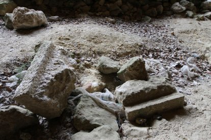 La pedrera romana de les Coves del  Llorito, desprotegida i abandonada