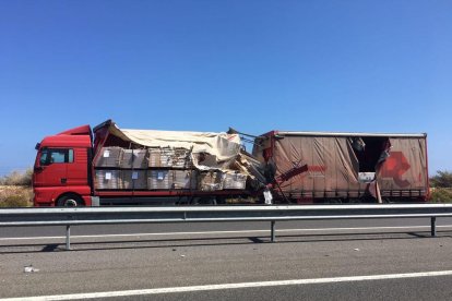 Un accidente con un camión y un vehículo implicados causa 4 km de retenciones al A-7