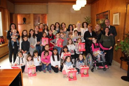 L'alcalde lliura les mones a les nenes que es diuen Tecla