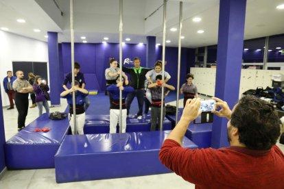 Los Xiquets del Serrallo estrenan nueve local entre abrazos