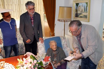 La abuela del Perelló Mercedes Bladé recibe un homenaje por su centenario
