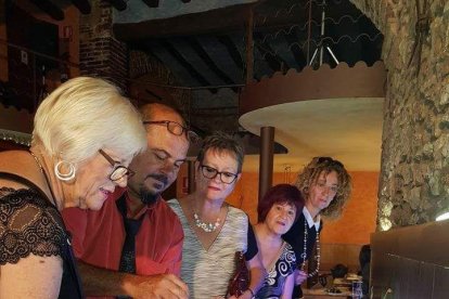 Un veí de Vallmoll exposa la baldufa més petita del món, entre d'altres miniatures