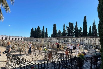 Ofrenda floral en el Cementerio General de Reus con motivo de Todos los Santos