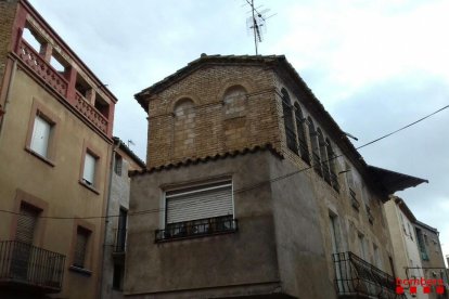 El viento arrancado el tejado metálico de una vivienda de Benissanet