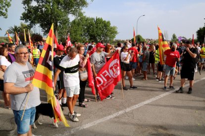 Concentración de los manifestantes contra el ERE de Sant Gobain en la planta de l'Arboç.