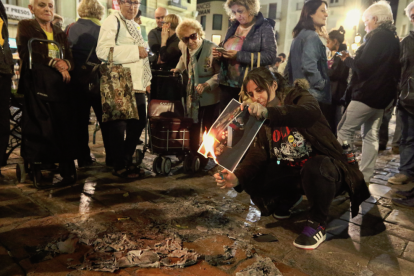 Medio millar de personas queman fotos del Rey en Tarragona y en Reus