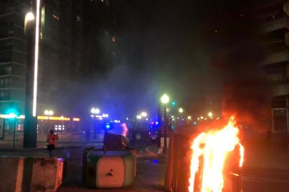 Càrregues policials i barricades a la concentració de Tarragona