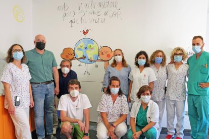 Joan Turu ambienta amb els seus dibuixos la Sala Niu de la maternitat de l'hospital de Santa Tecla
