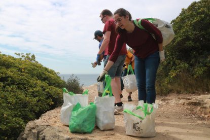 Una veintena de personas limpian el entorno del paseo del Roquer de Torredembarra