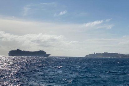 El último crucero de la temporada no ha podido atracar en Tarragona y ha dejado a 750 personas afectadas