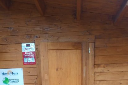 Roben i destrossen mobiliari a l'Escola de Natura Francolí de Tarragona