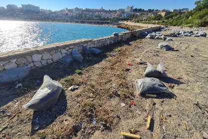 Ecologistas denuncian que no se ha limpiado correctamente de residuos la zona del concurso de fuegos de Tarragona