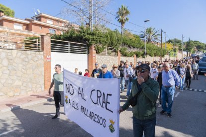 Un centenar de personas se vuelven a manifestar contra la instalación de un CRAE a els Pallaresos