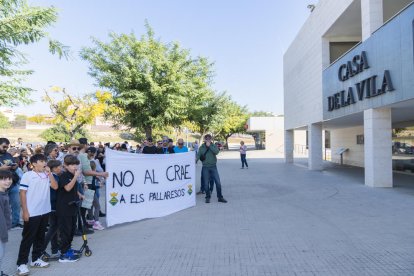 Un centenar de personas se vuelven a manifestar contra la instalación de un CRAE a els Pallaresos
